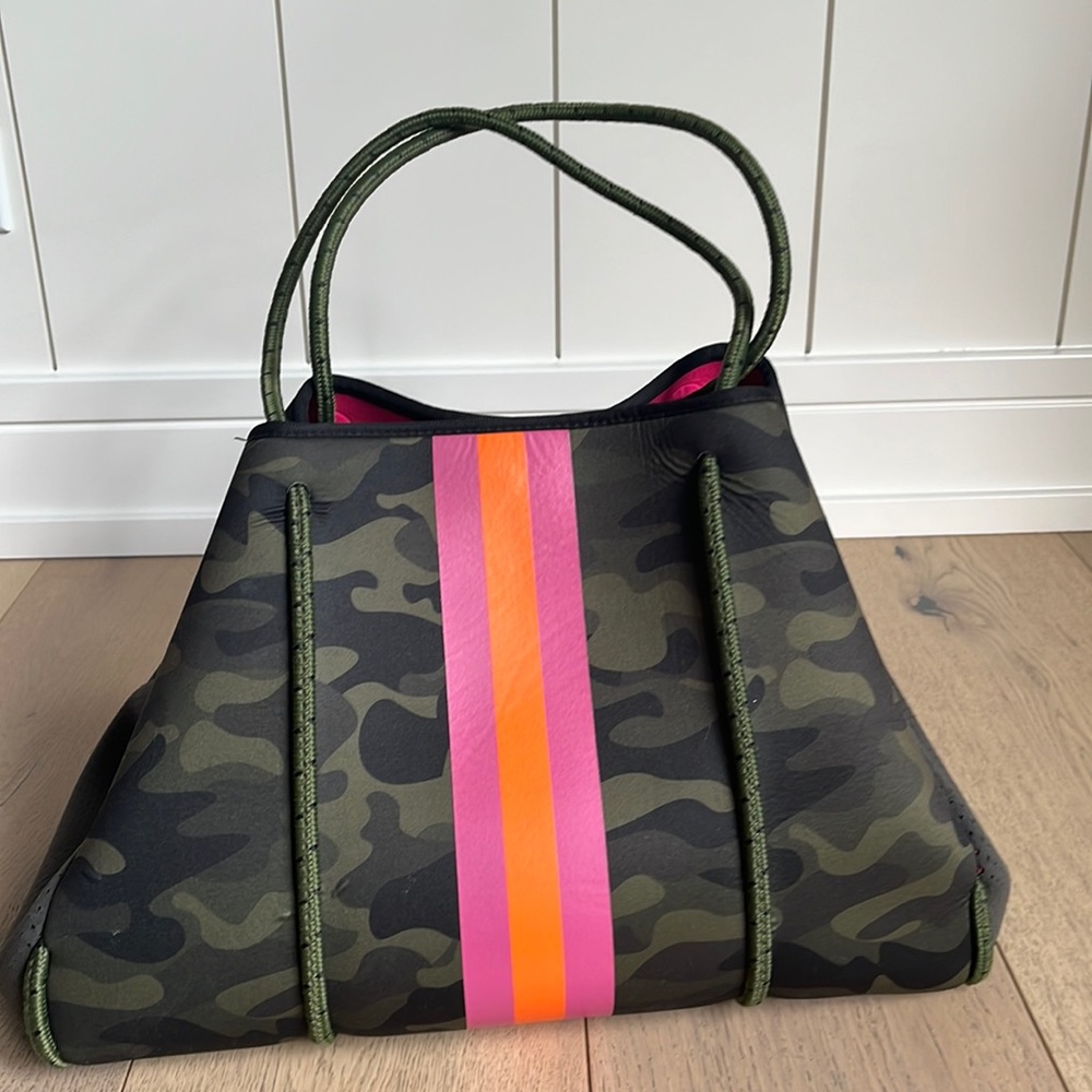 Camouflage Haute Shore tote with pouch